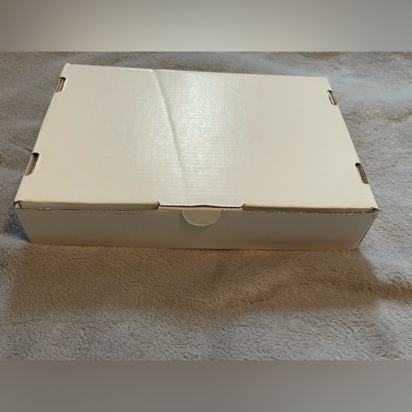 Hermes Shipping Box - Picture 3 of 5